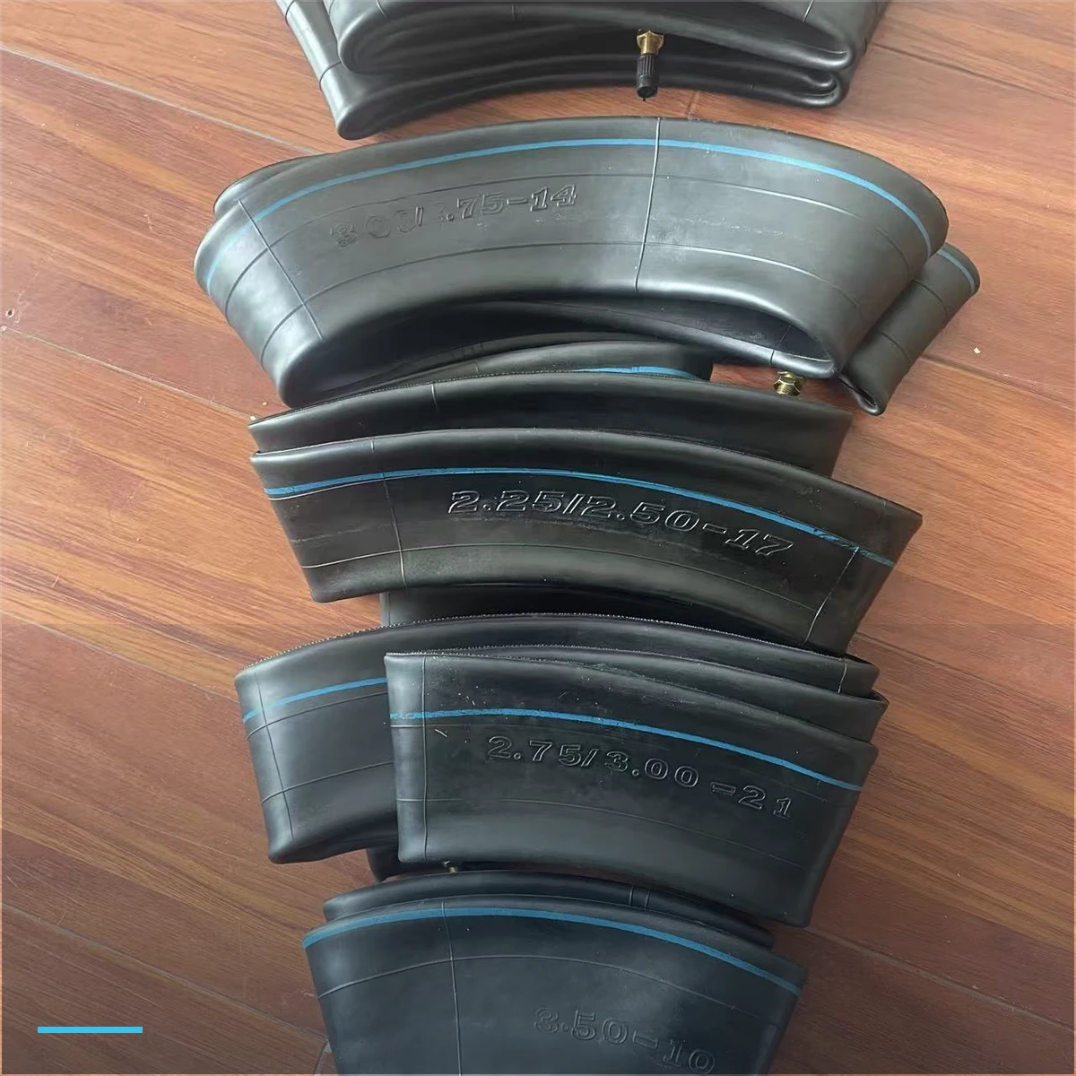 Folded natural rubber motorcycle inner tubes in assorted sizes